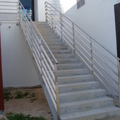 Garde-corps acier galvanisé escalier béton