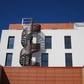 Escalier hélicoïdale avec garde-corps en tôle perforée thermolaquée