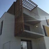 Liberty 2 - Nexity - In Situ : Balcon métallique suspendu avec filtre visuel bois