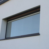 Fenêtre panoramique fixe avec store vénitien intégré dans le double vitrage
