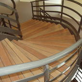Escalier balancé avec marche bois façon pont de bateau
