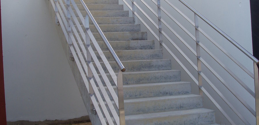 Garde-corps acier galvanisé escalier béton