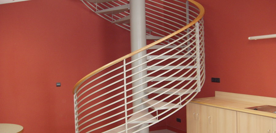 Escalier acier hélicoïdale avec main courante bois