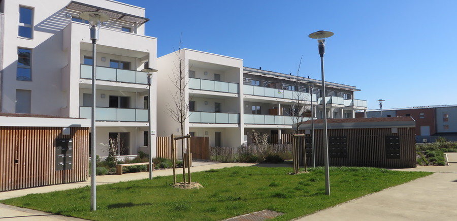 Garde-corps vitré avec brise soleil remplissage bois