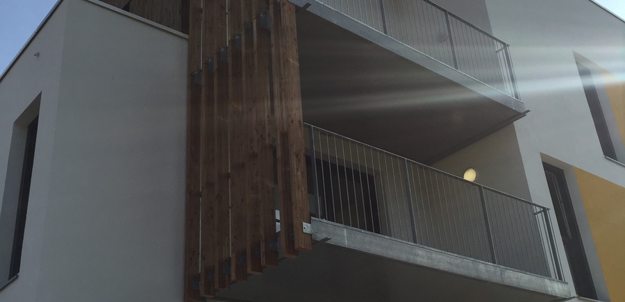 Liberty 2 - Nexity - In Situ : Balcon métallique suspendu avec filtre visuel bois