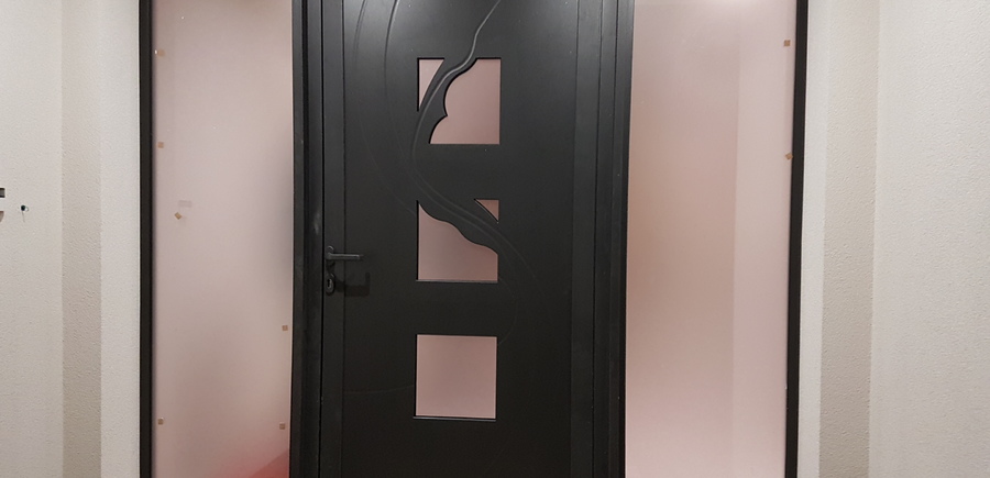 Porte d'entrée aluminium avec panneau vitré