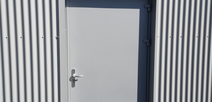 Porte acier avec ventilation basse