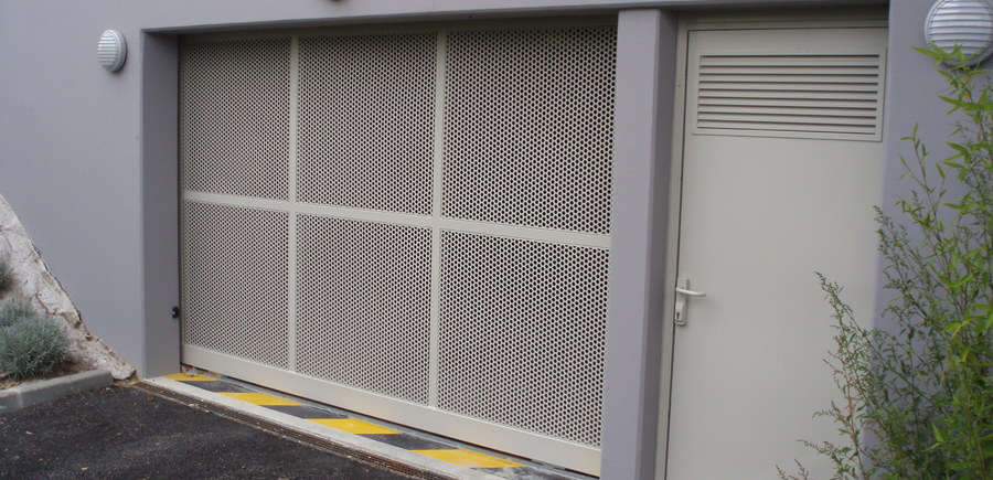 Portail sectionnel + porte ventilation haute